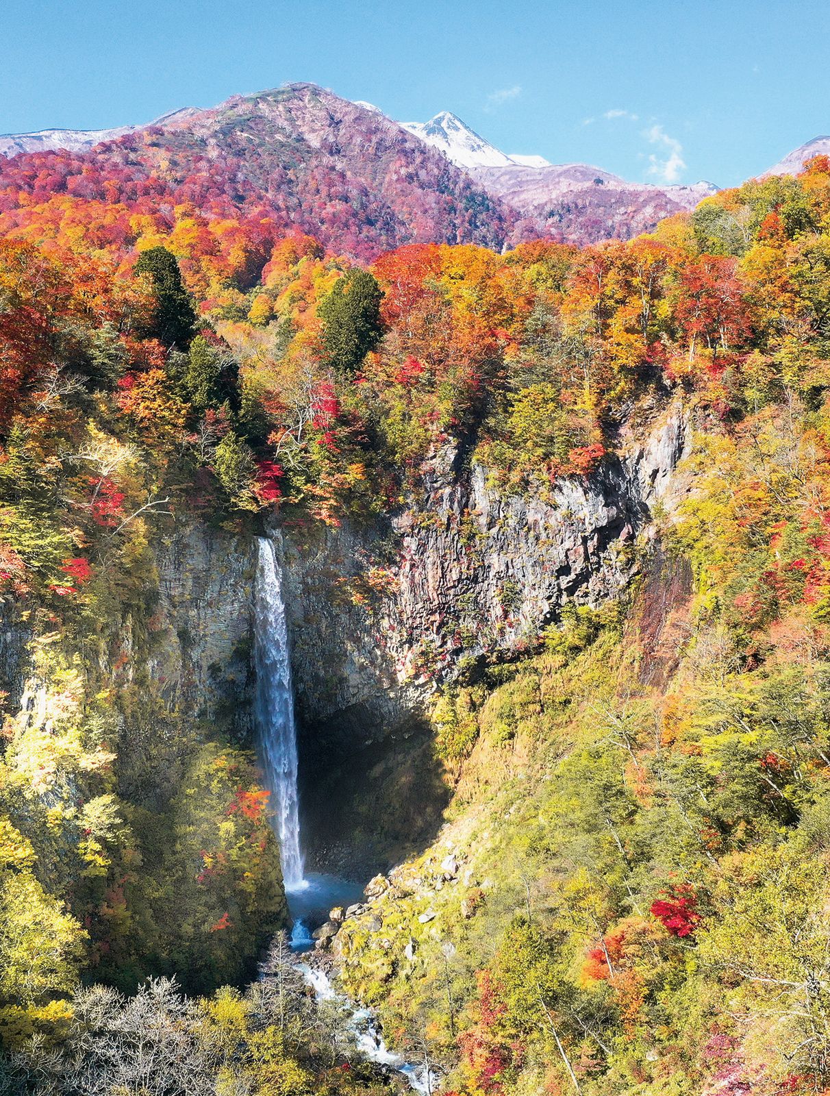 紅葉の山と滝